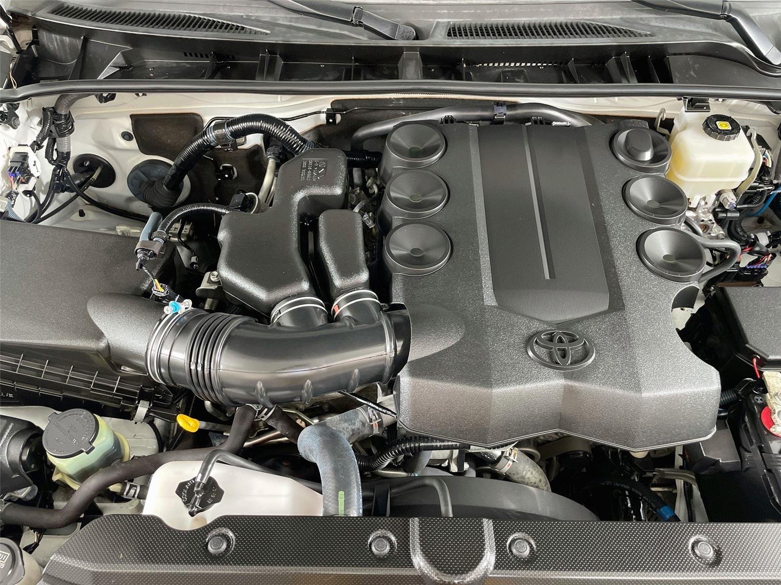 Used 2018 Super White Toyota SR5 image 31