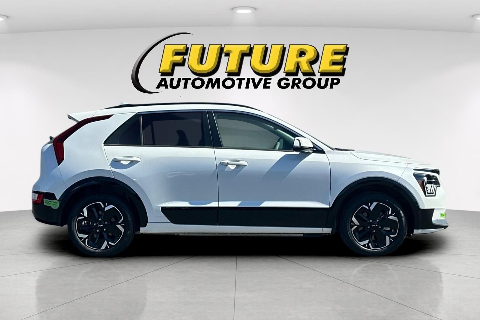 Used 2023 White Kia Wind image 3