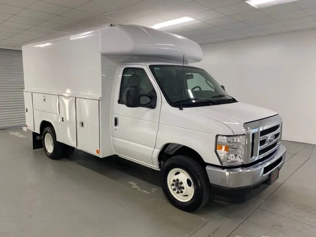 New 2025 Oxford White Ford E-350 SRW image 3