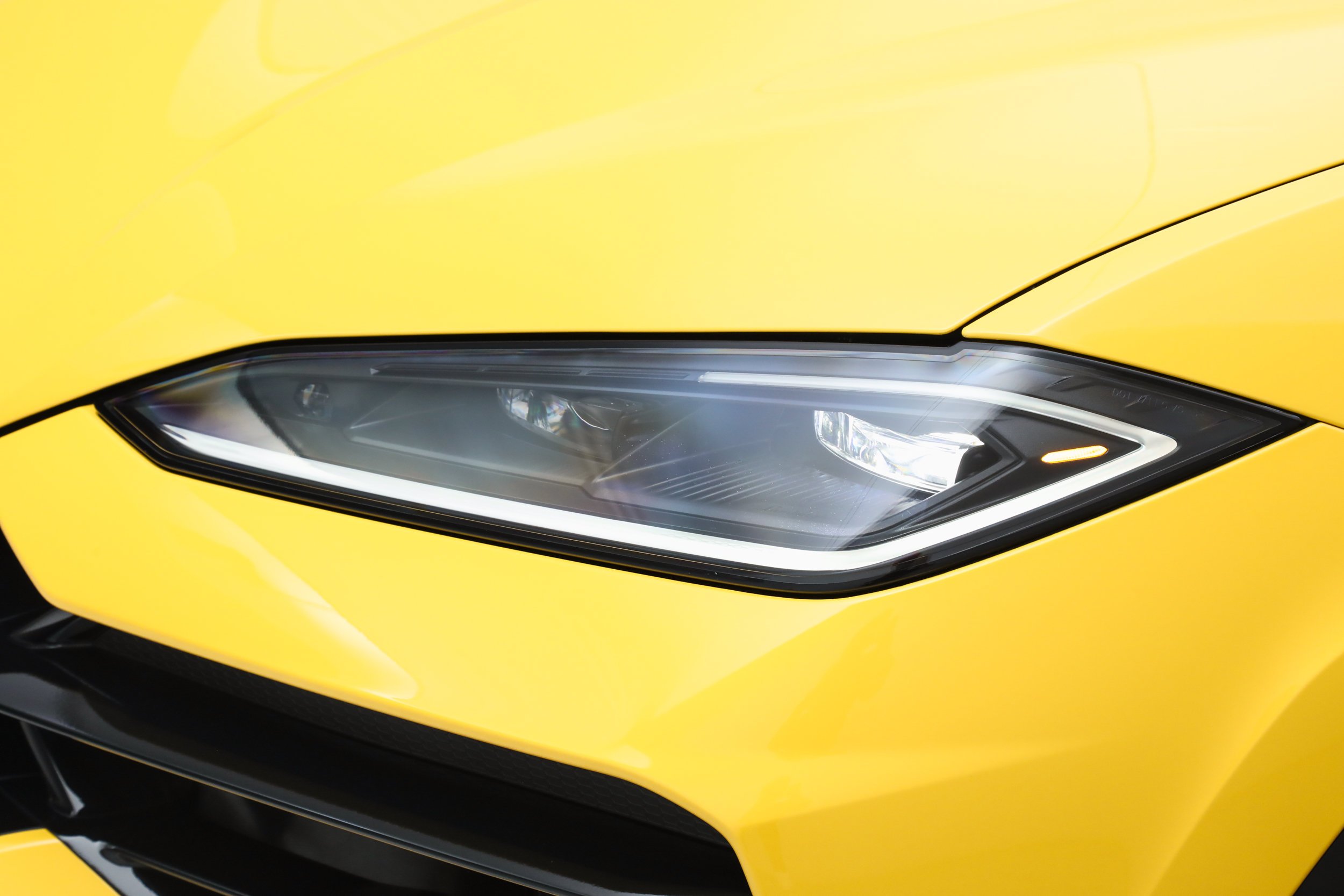 Used 2025 Yellow Lamborghini SE image 11