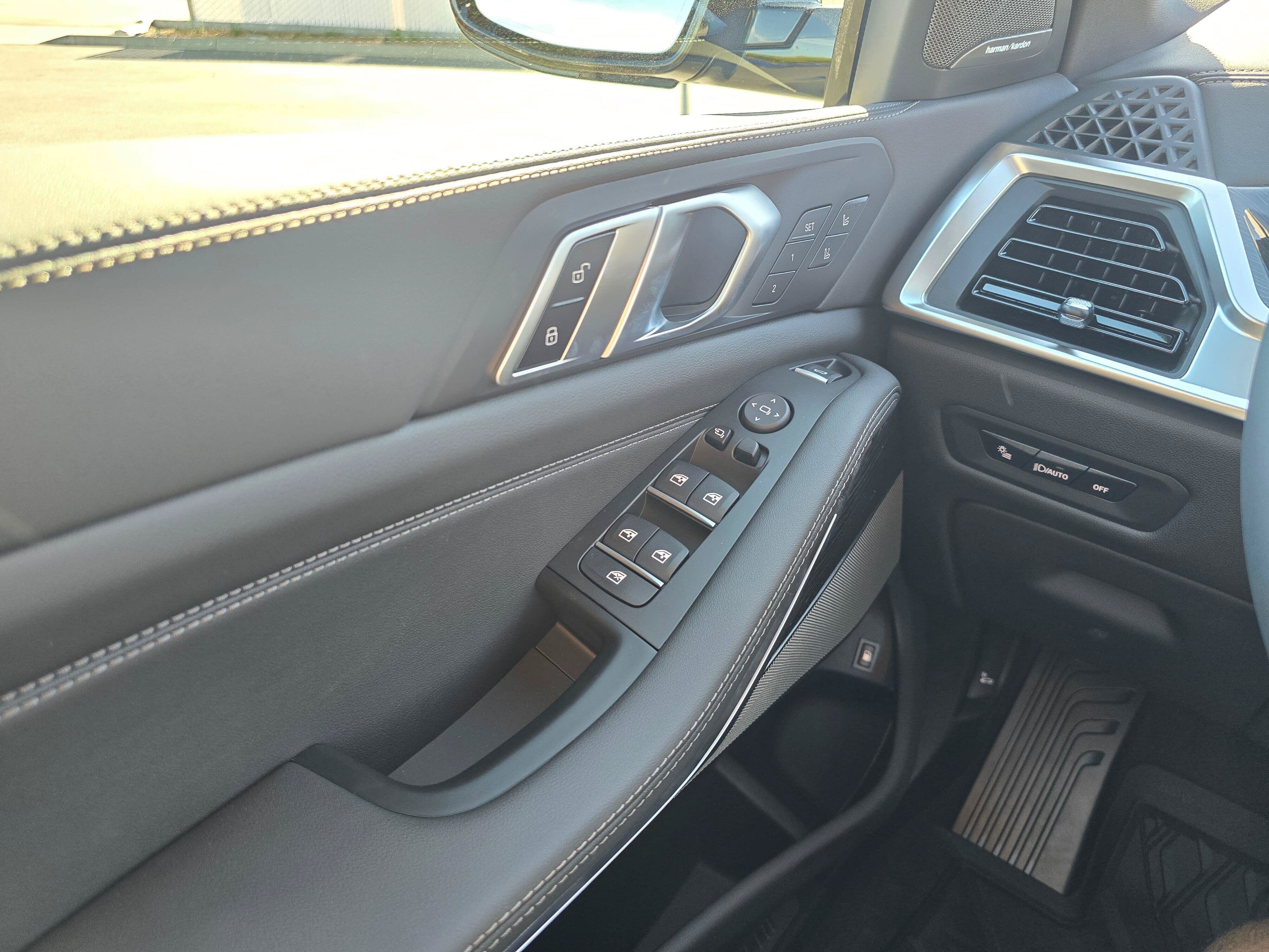 New 2026 Dravit Grey Metallic BMW xDrive50e image 28