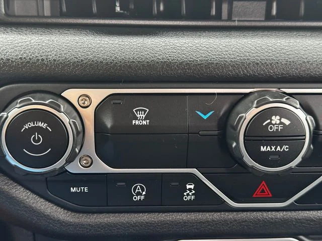 Certified Used 2025  Jeep Sport image 33
