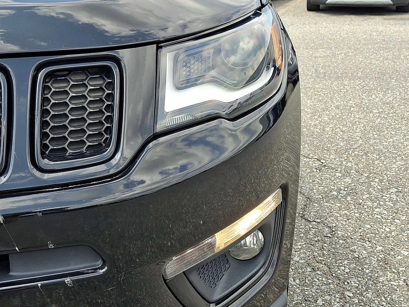 Used 2018 Black Jeep Altitude 4x4 image 9