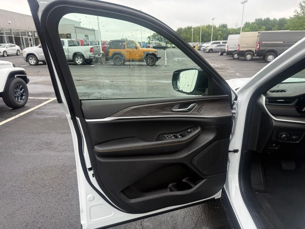 New 2026 Bright White Clear-Coat Exterior Paint Jeep  image 11