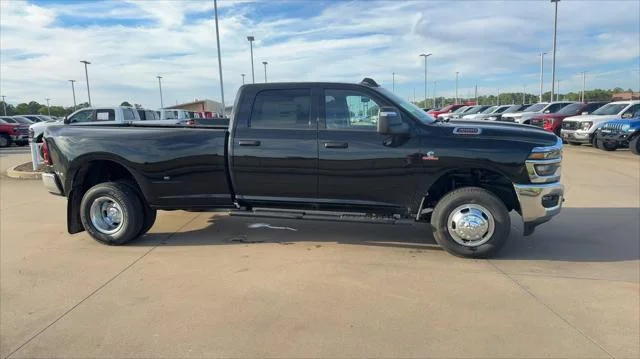 New 2026 Diamond Black Crystal Pearl-Coat Exterior Paint RAM Tradesman image 2