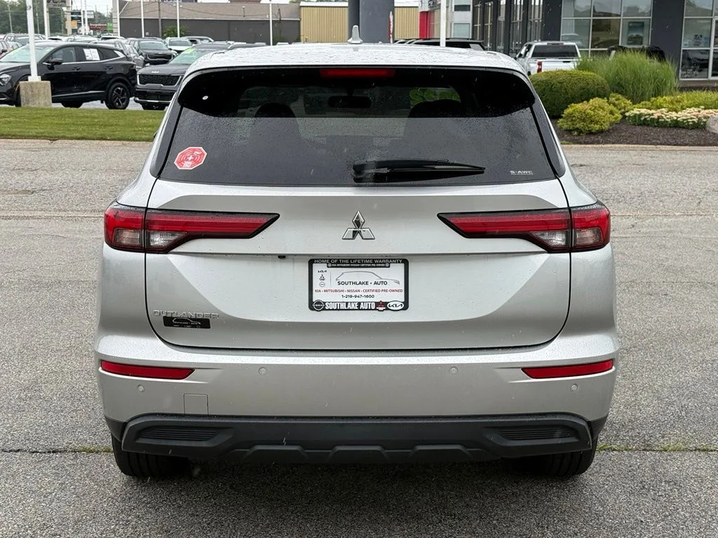 Used 2022  Mitsubishi ES image 6