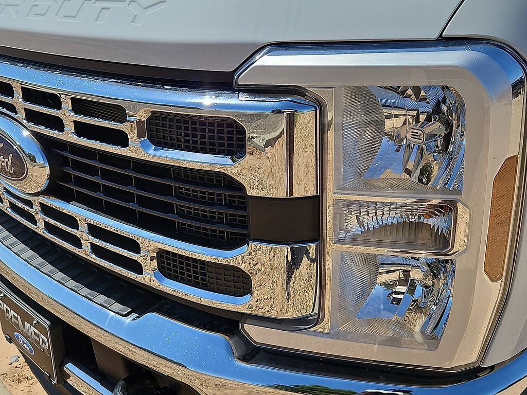 Used 2025 Oxford White Ford XLT image 14