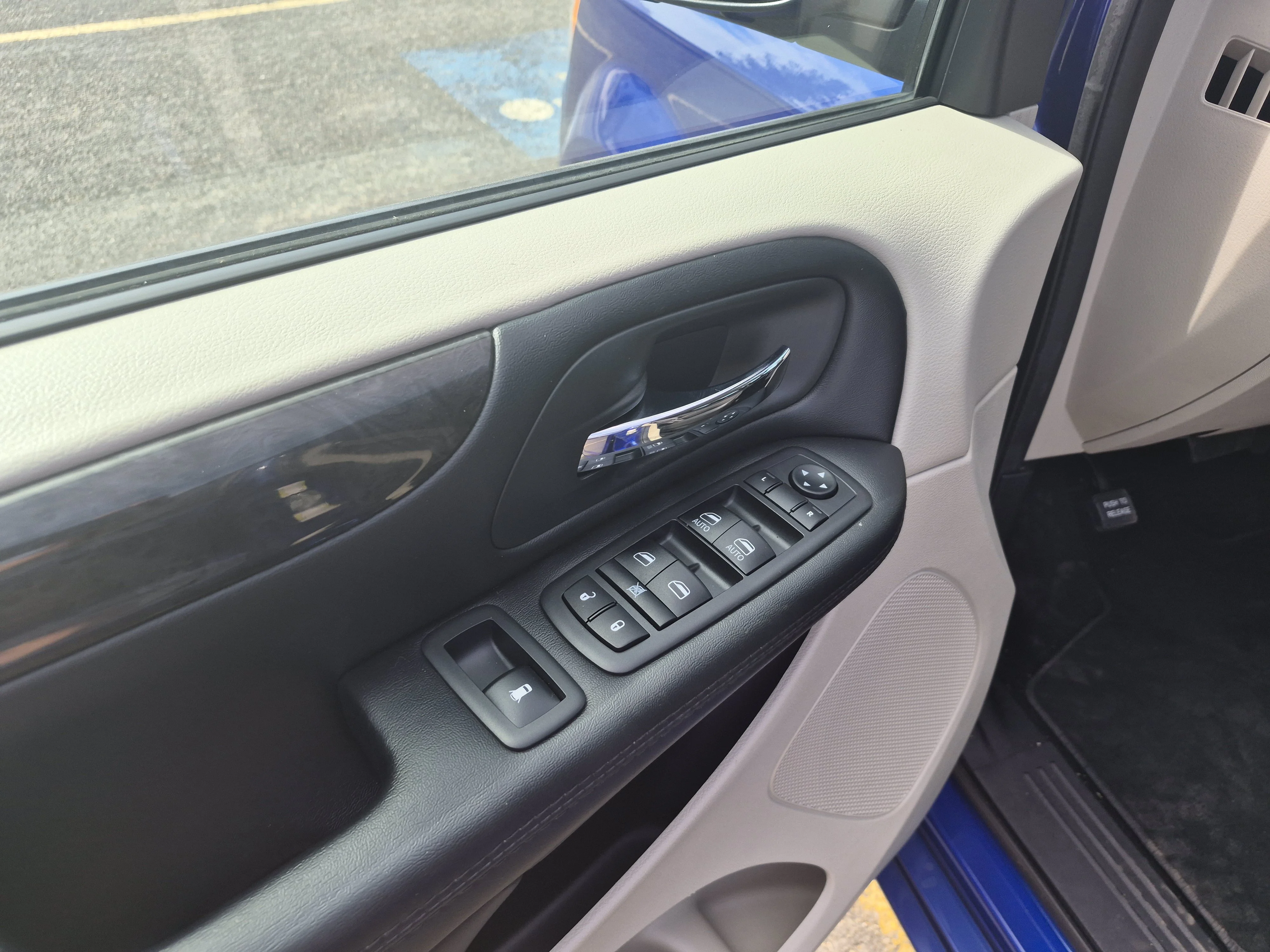 Used 2019 Blue Dodge SE image 3