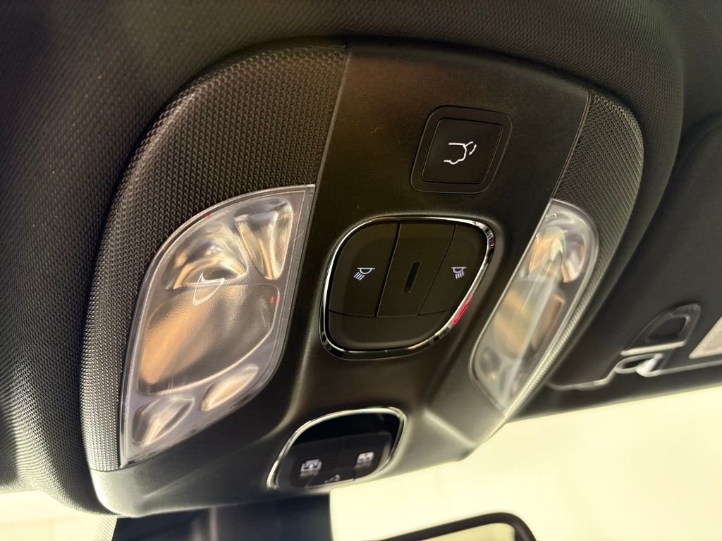 New 2026 Diamond Black Crystal Pearl-Coat Exterior Paint Jeep Latitude image 37