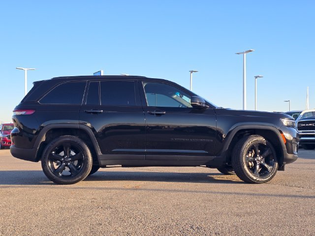 Certified Used 2024 Diamond Black Crystal Pearlcoat Jeep Altitude image 30