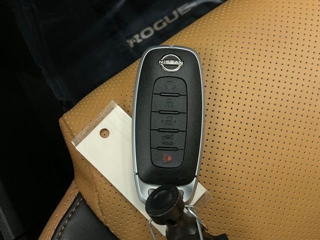 Used 2023 Gray Nissan Platinum image 27