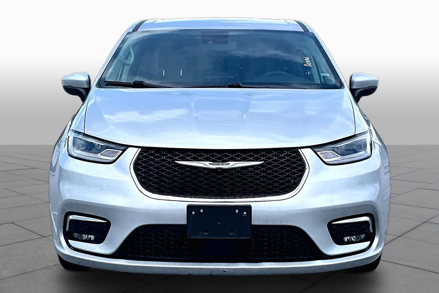 Used 2023 Silver Mist Clearcoat Chrysler Touring L image 4
