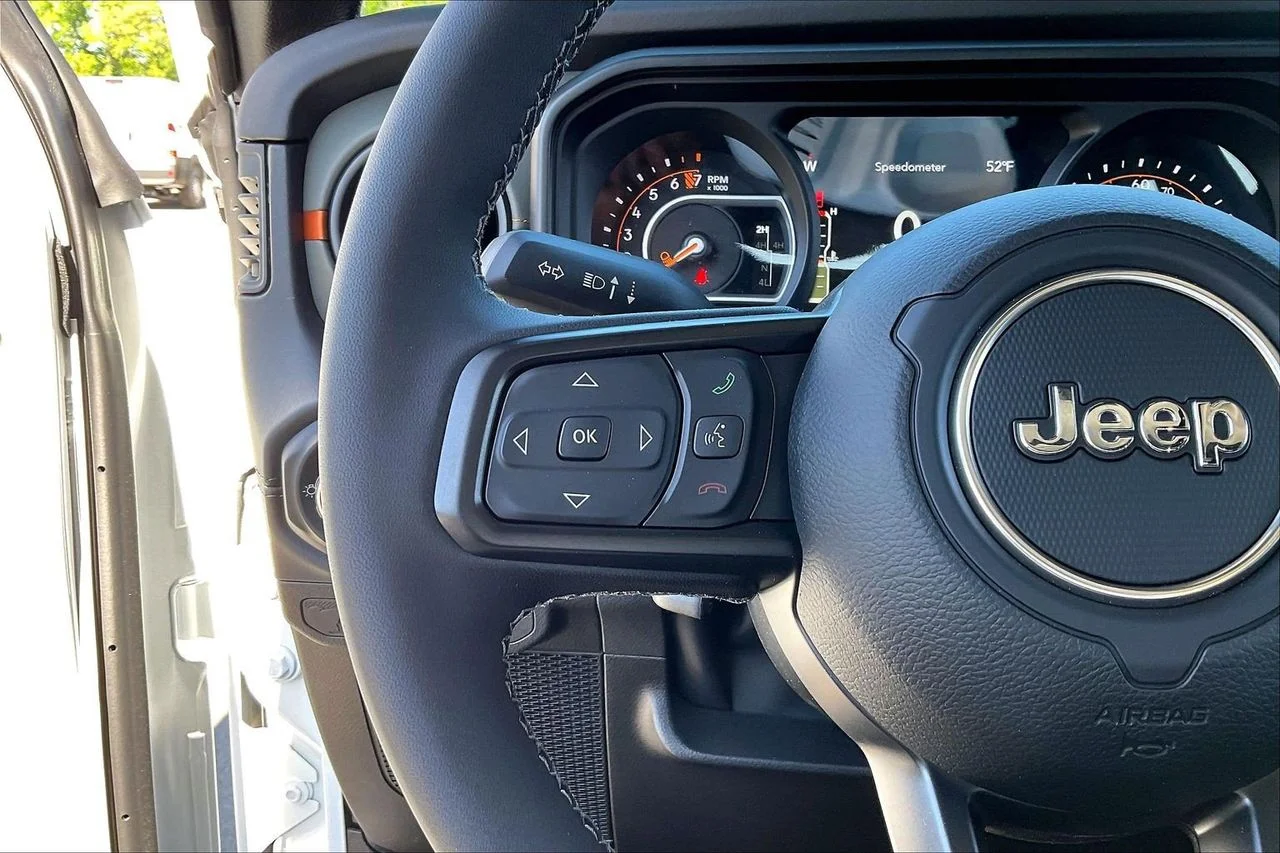 New 2026 Bright White Clear-Coat Exterior Paint Jeep Mojave X image 28