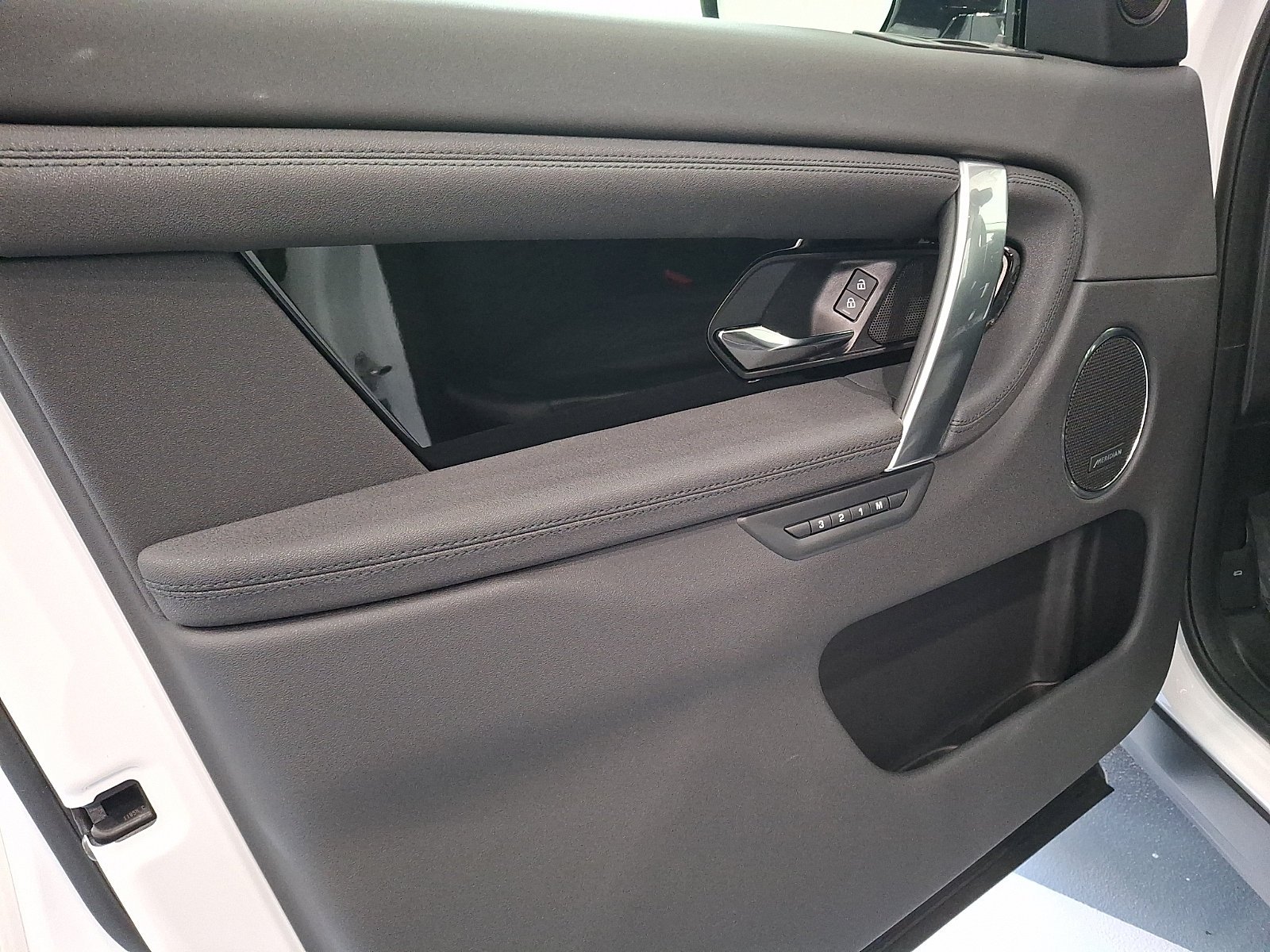 Certified Used 2025 Fuji White Land Rover  image 11