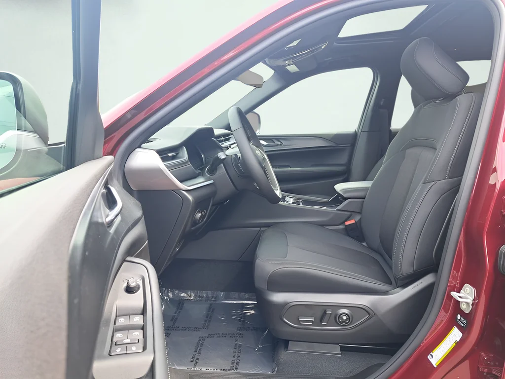 New 2026 Velvet Red Pearl-Coat Exterior Paint Jeep Laredo image 10