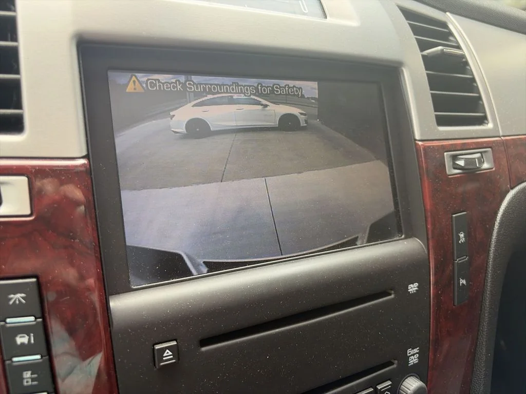 Used 2007 White Cadillac Base image 17