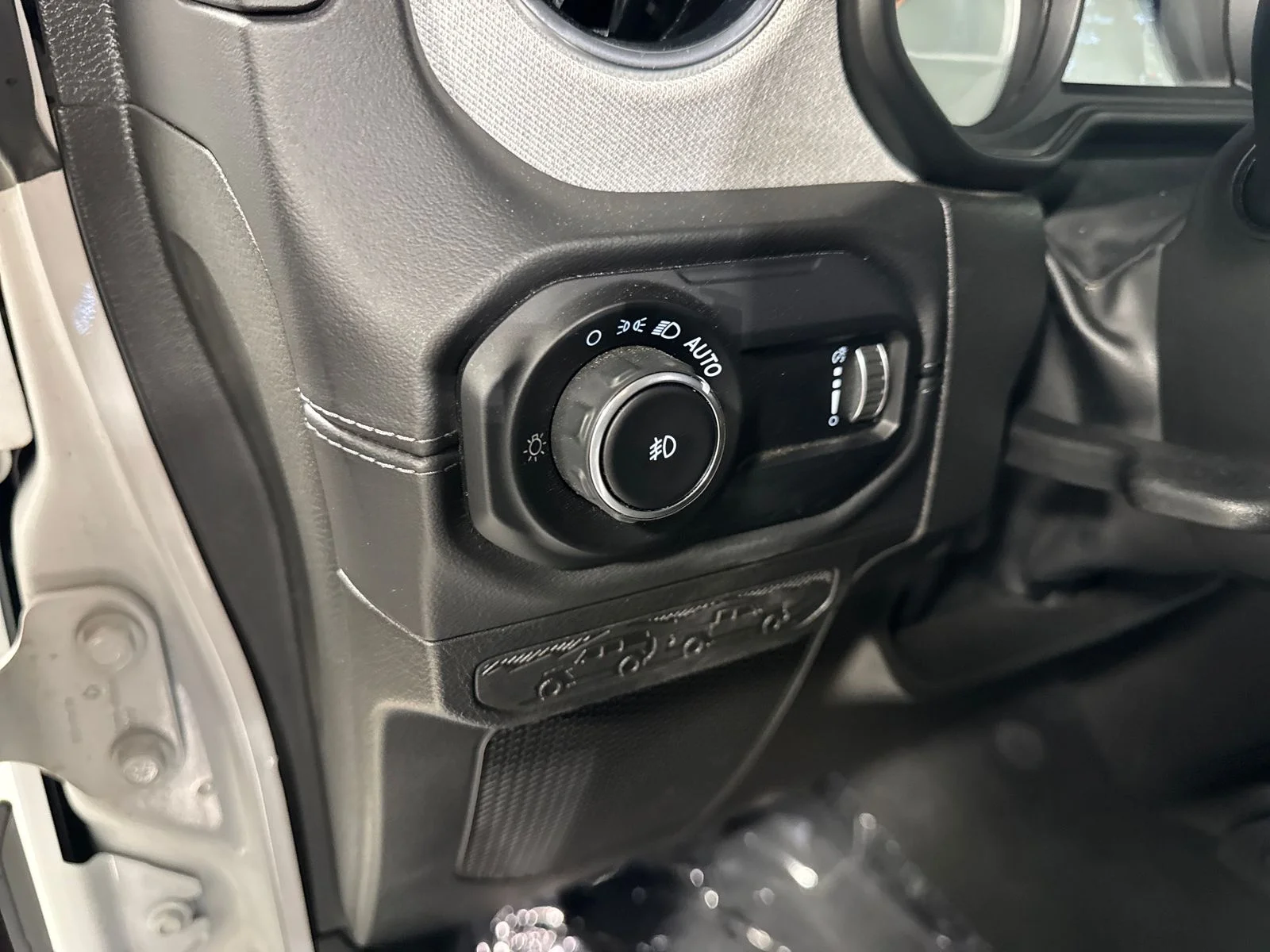 Used 2024 White Jeep Sahara image 18
