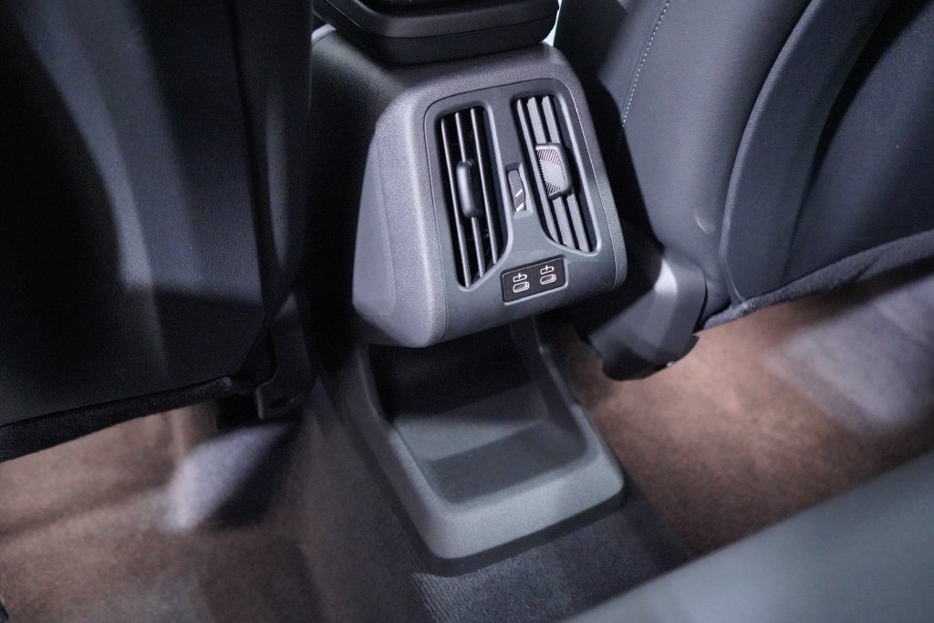 Used 2026 Jet Black BMW xDrive28i image 19