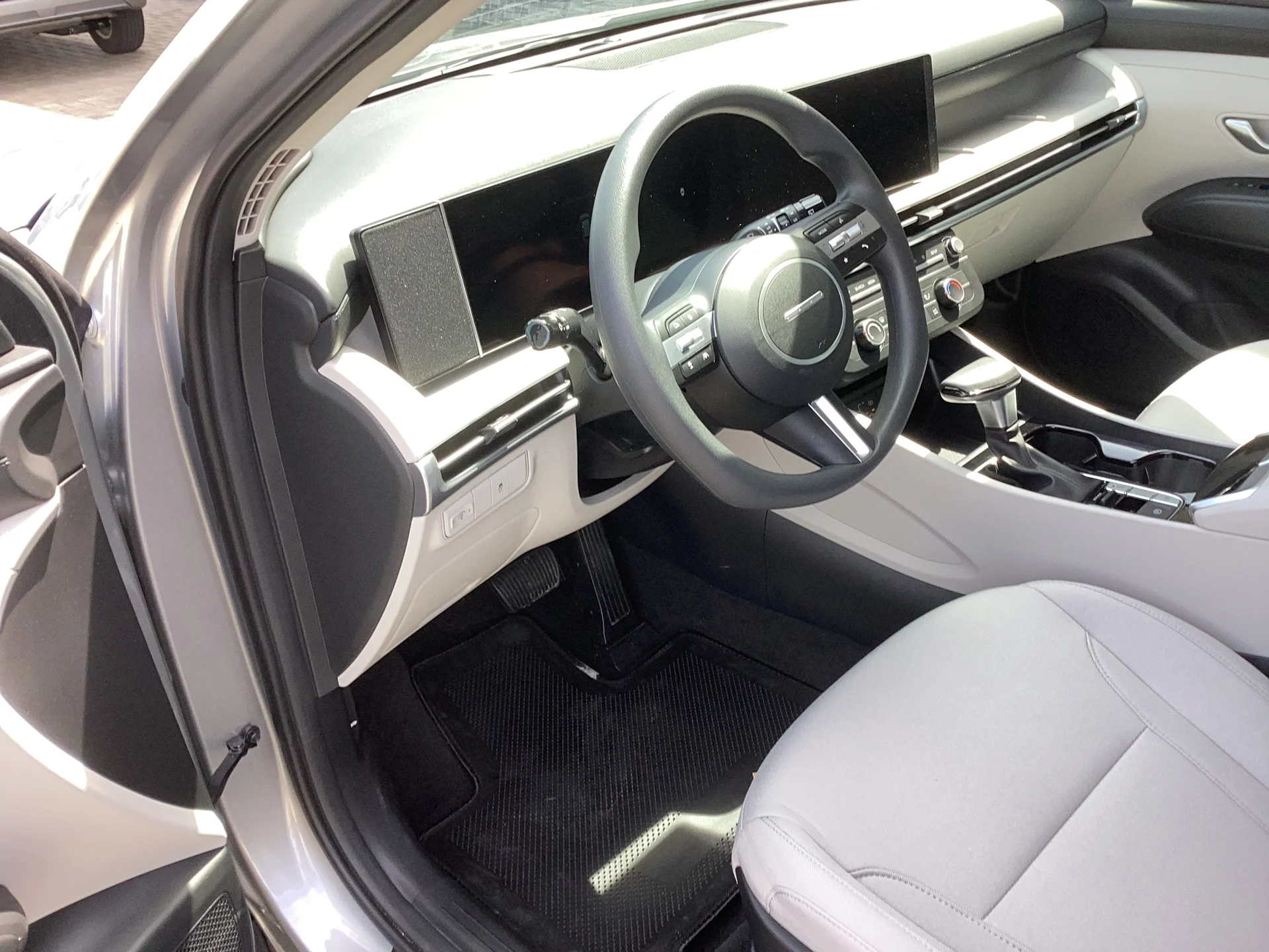 Certified Used 2025 Shimmering Silver Metallic Hyundai SE image 10