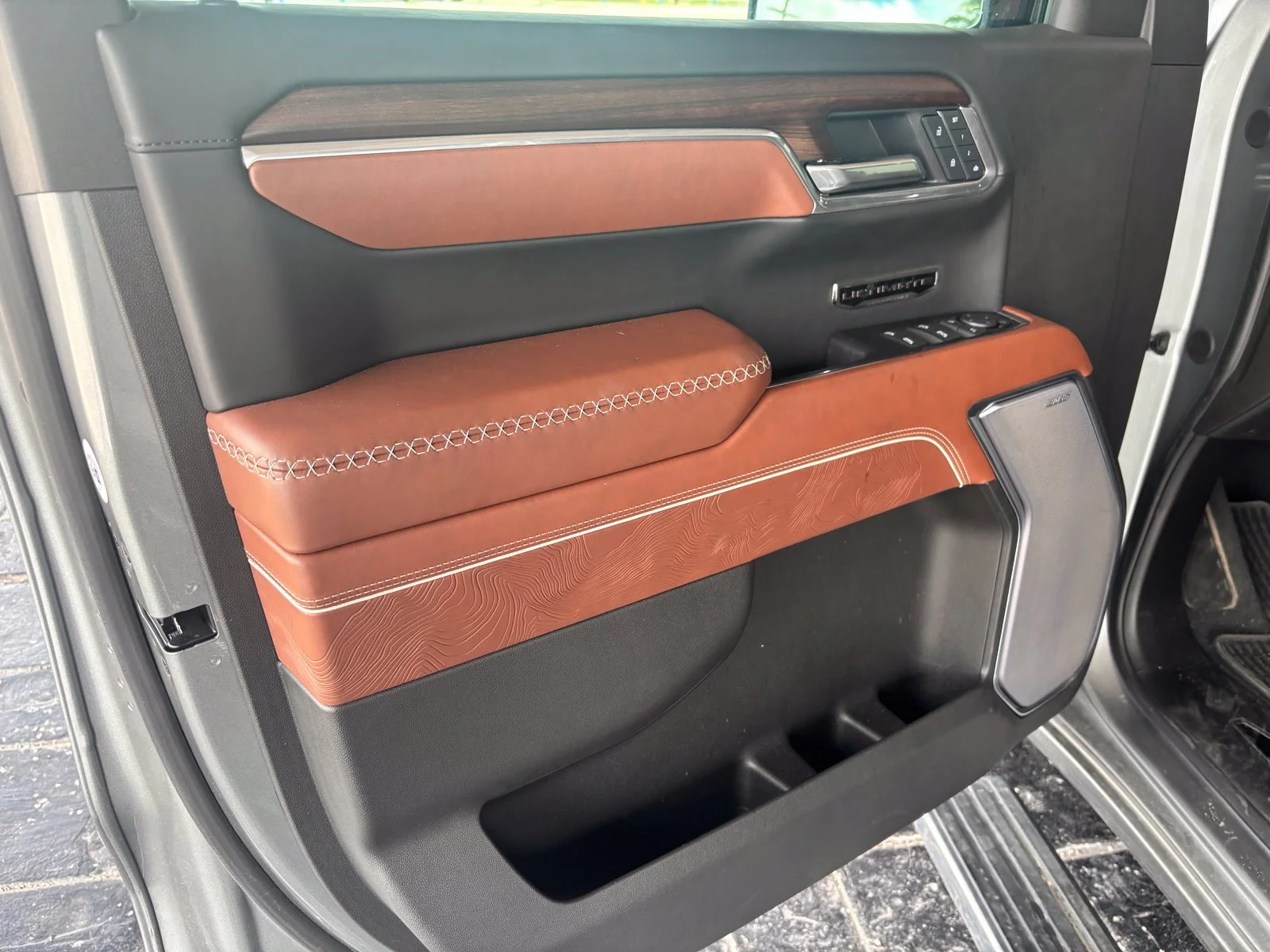 Used 2025 Silver GMC Denali Ultimate image 9