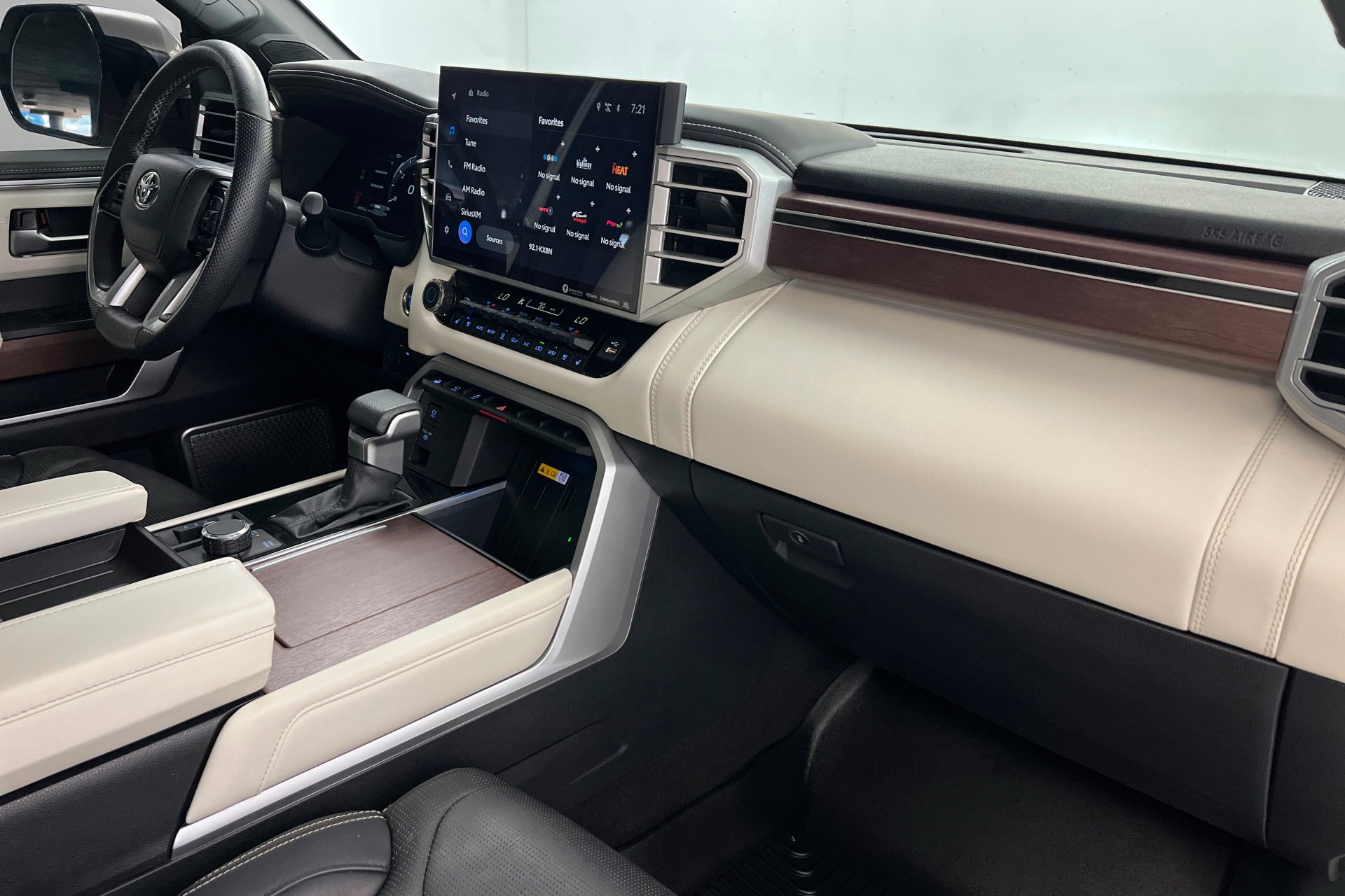 Used 2023 Wind Chill Pearl Toyota Capstone image 27
