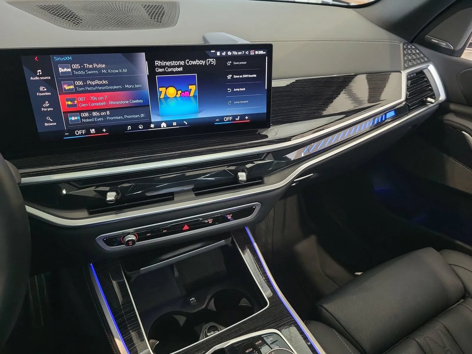 Used 2025 Black BMW M60i image 13