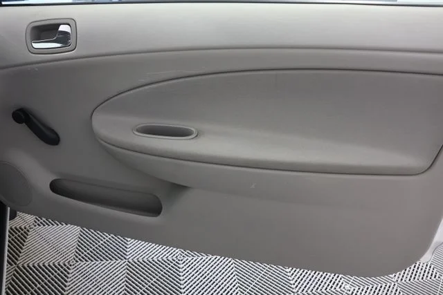 Used 2005 White Chevrolet Base image 20