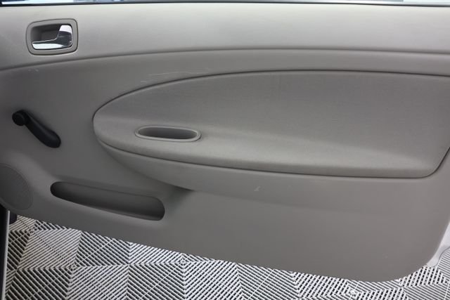 Used 2005 White Chevrolet Base image 20