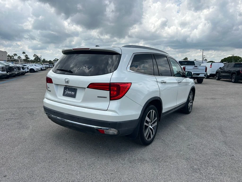 Used 2017  Honda Touring image 8