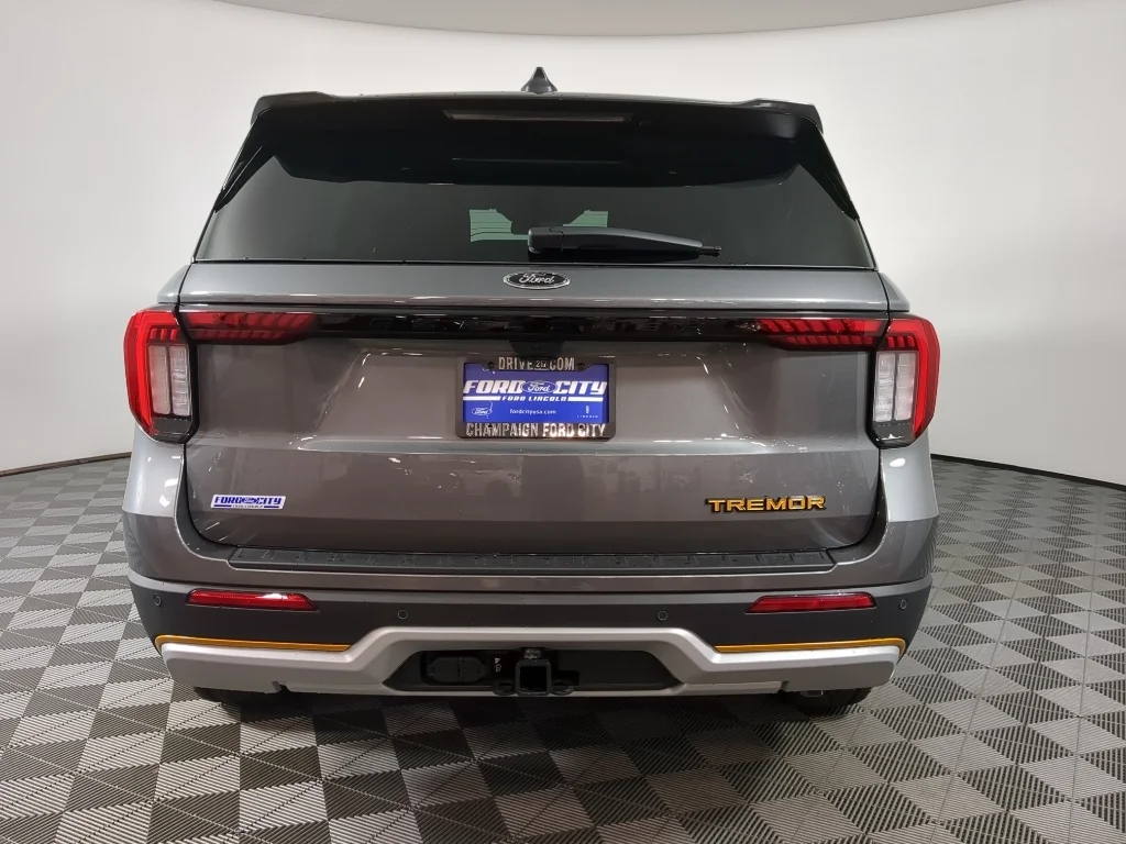 New 2026 CARBONIZED GRAY METALLIC Ford Tremor image 7
