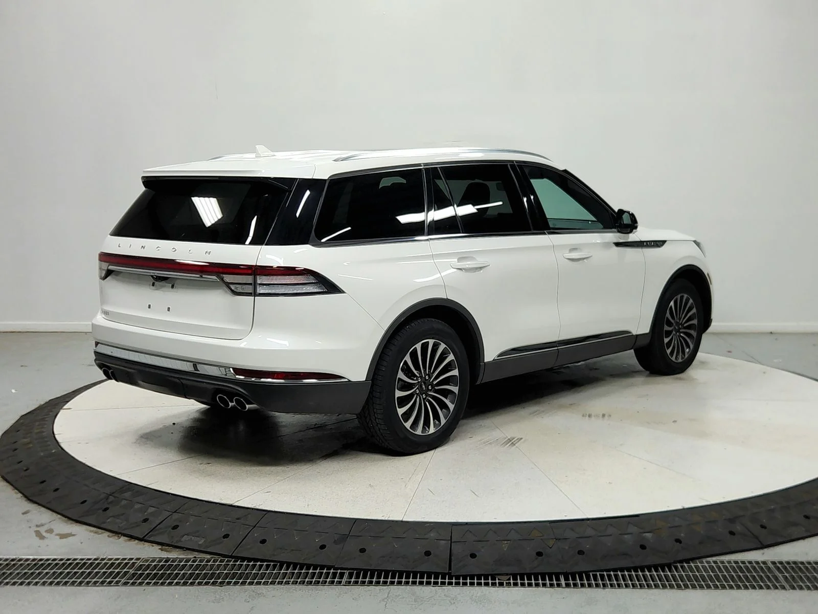 Used 2023 Pristine White Lincoln Reserve image 8