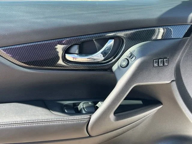 Used 2019 White Nissan SL image 12