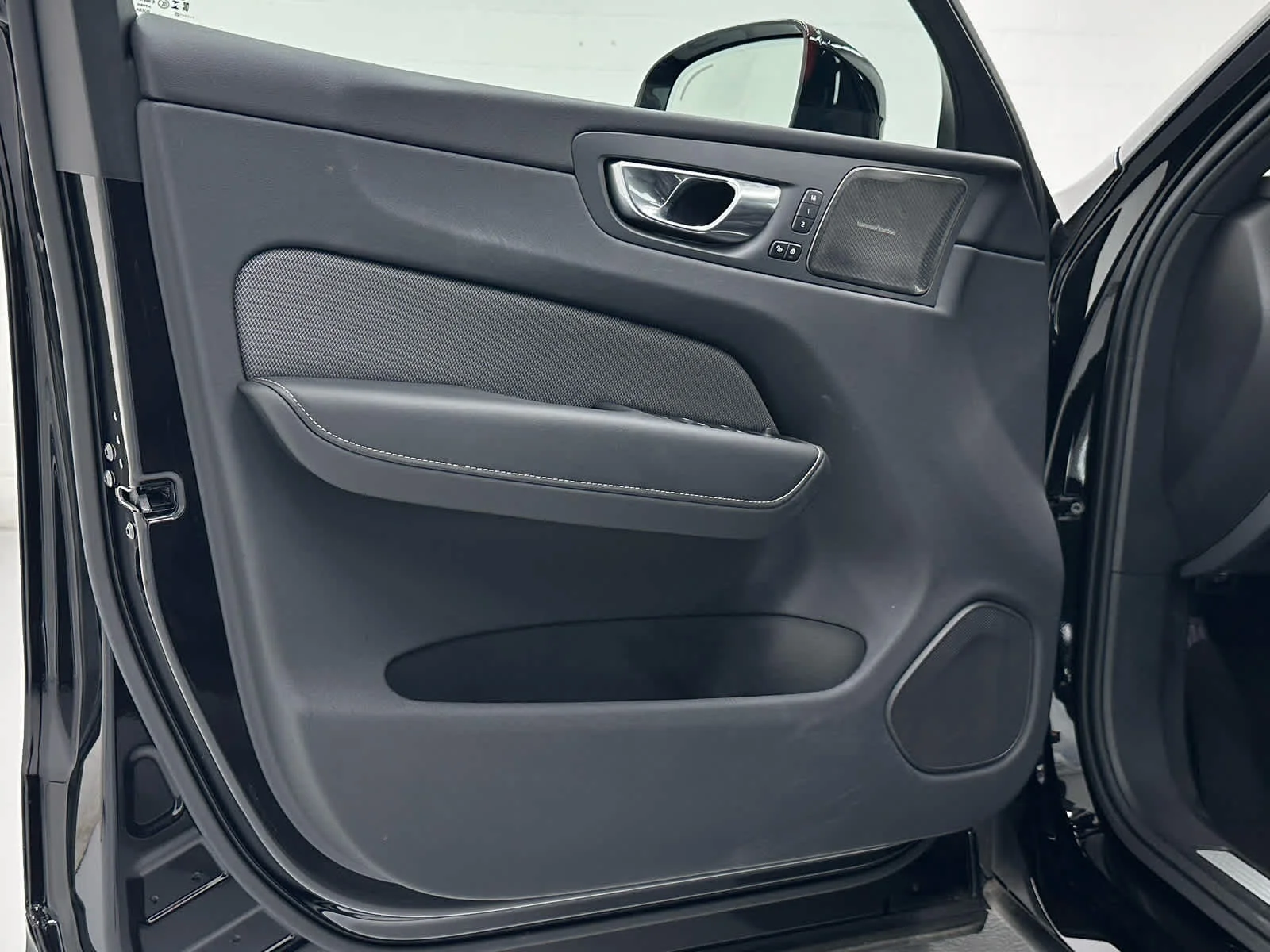 Used 2025 Onyx Black Metallic Volvo Ultra image 23