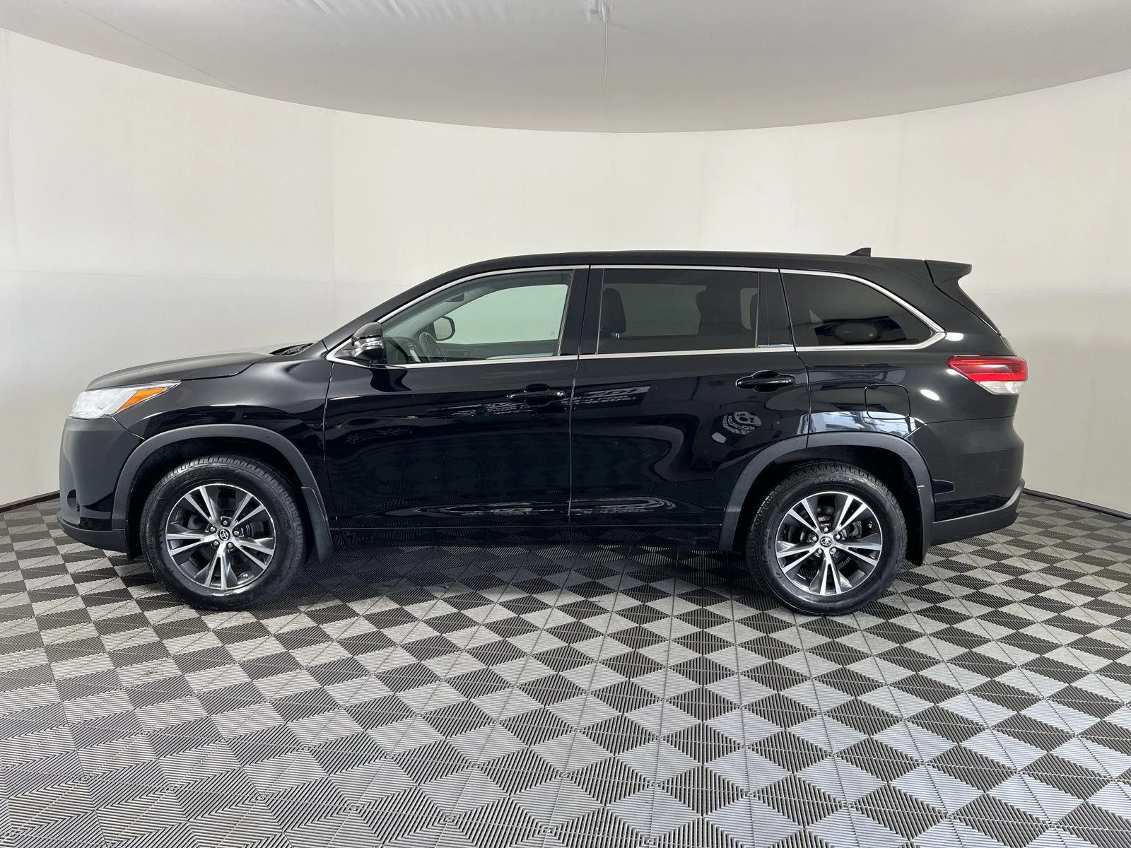 Used 2018 Bk Toyota LE image 29