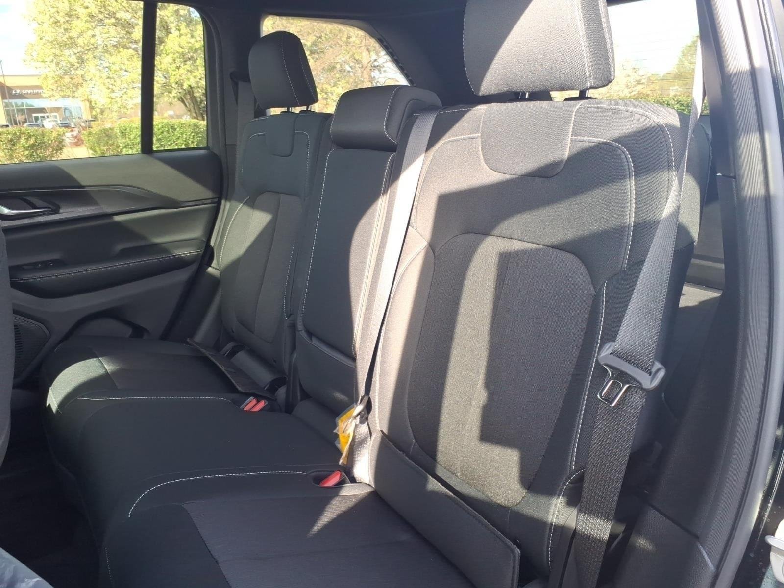New 2026 Diamond Black Crystal Pearlcoat Jeep Laredo image 17