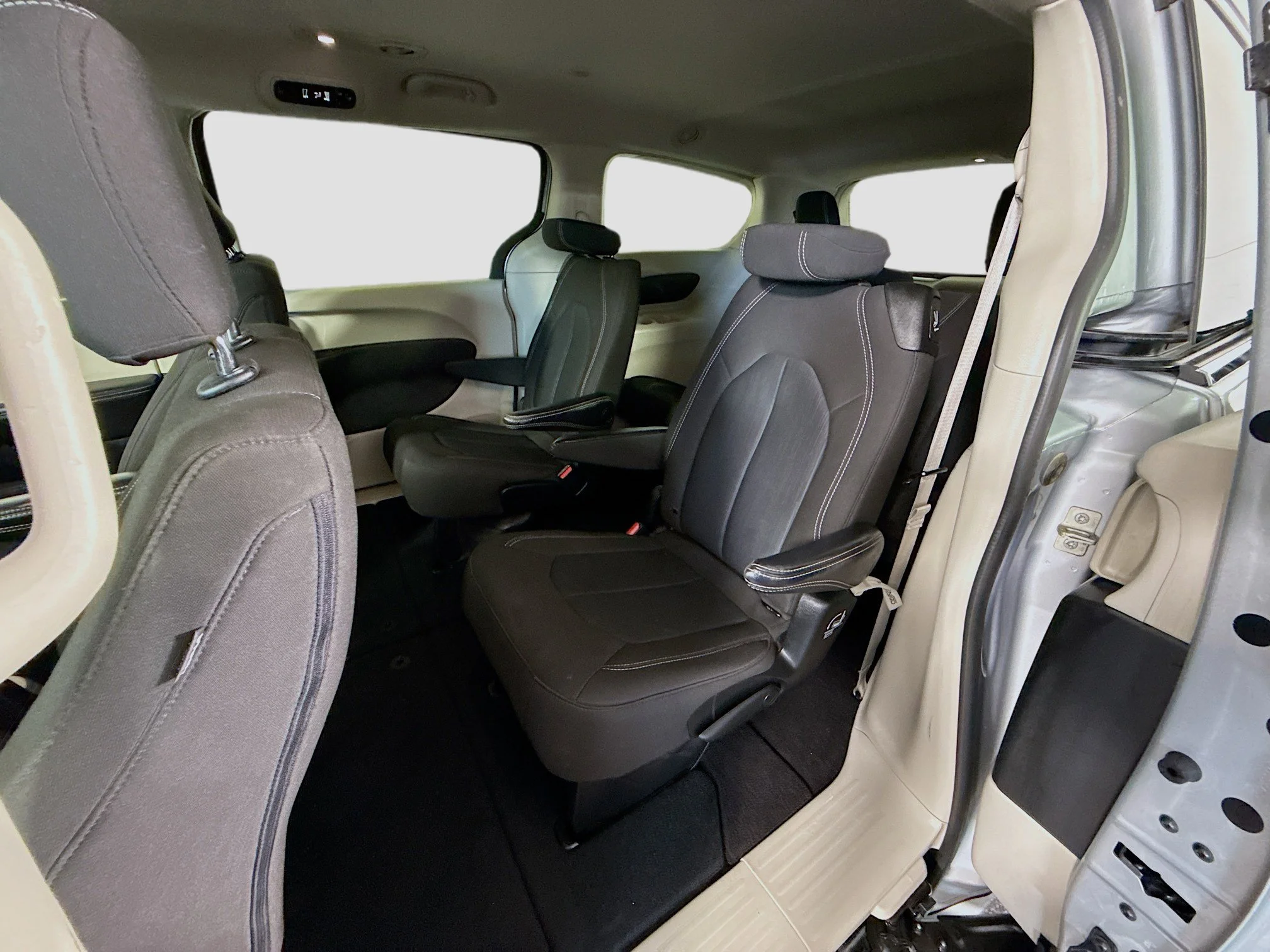 Used 2023 Silver Mist Clearcoat Chrysler LX image 21