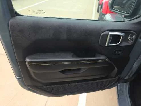 Used 2025 Anvil Clearcoat Jeep Sahara image 9