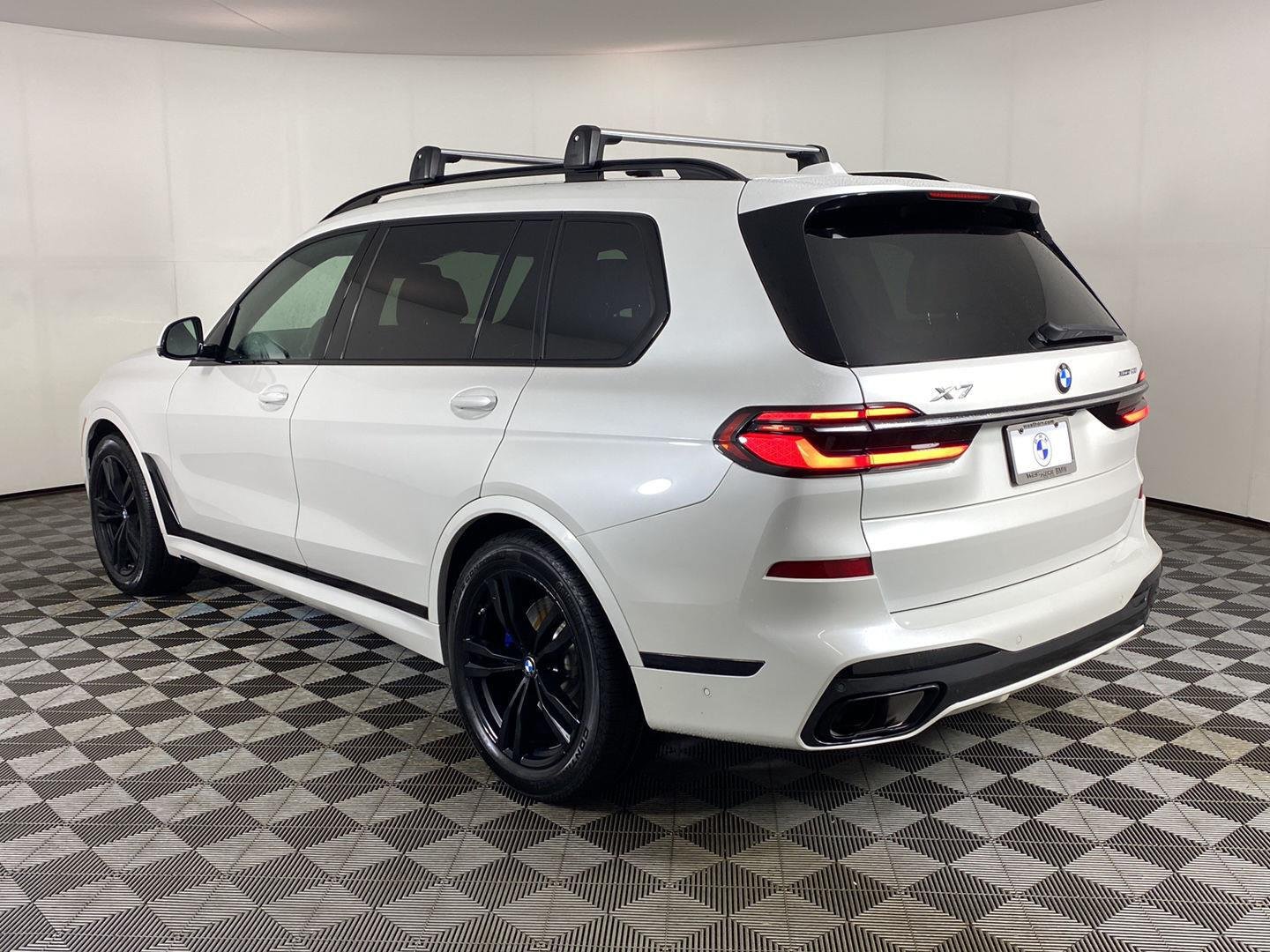 Used 2023 Mineral White Metallic BMW xDrive40i image 9