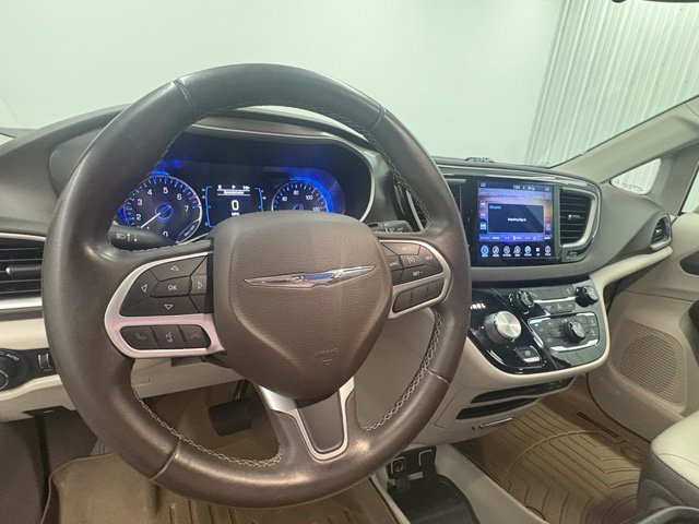 Used 2017 Red Chrysler Touring L image 20