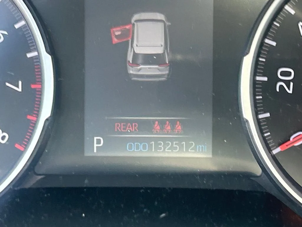 Used 2019 White Toyota LE image 18