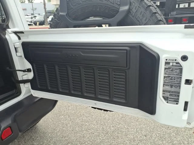 Used 2025 White Jeep 4-Door Rubicon 4x4 image 8