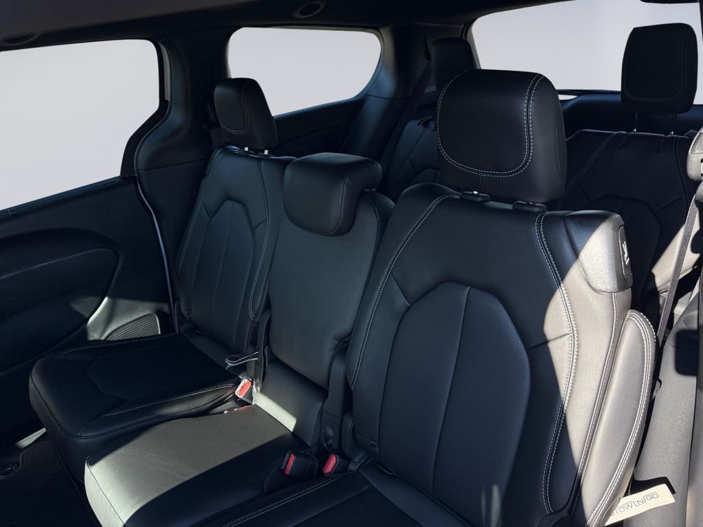 2026 Chrysler Pacifica Select - Photo 17