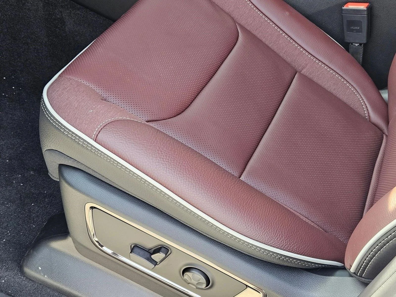 New 2026 Ivory White Tri-Coat Pearl-Coat Exterior Paint RAM Limited image 4