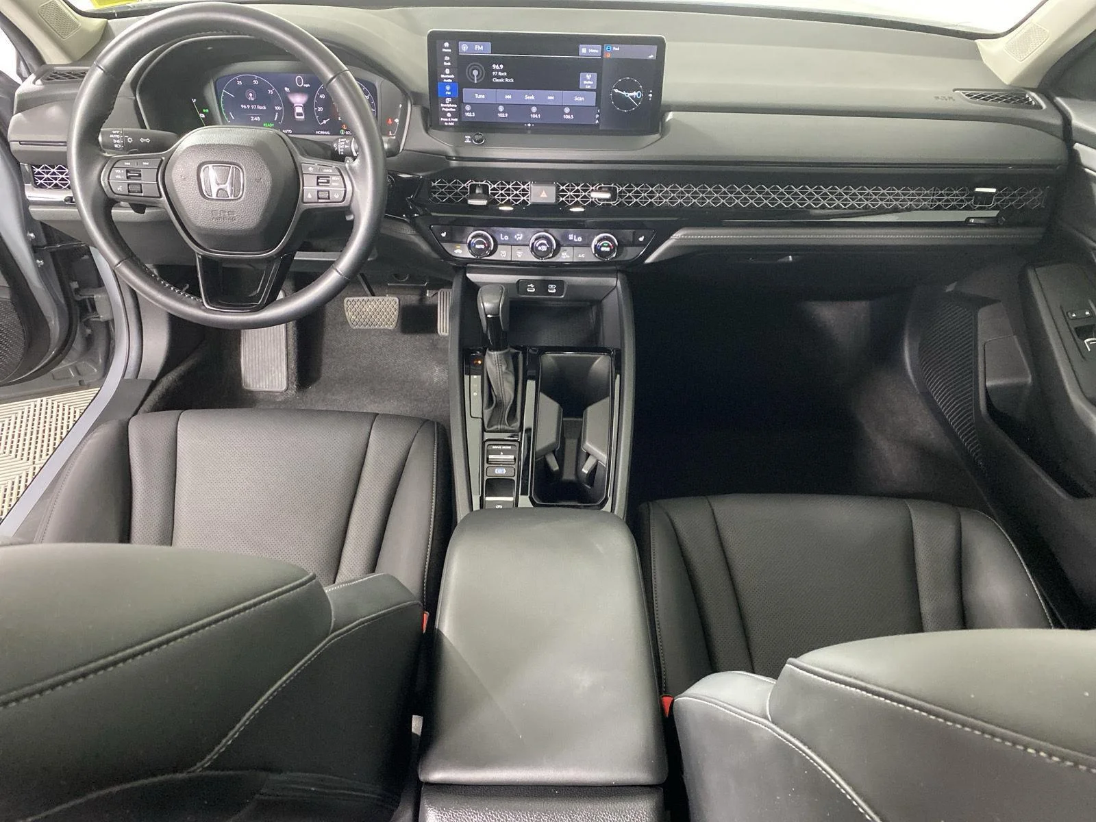 Used 2024 Urban Gray Pearl Honda EX-L image 25