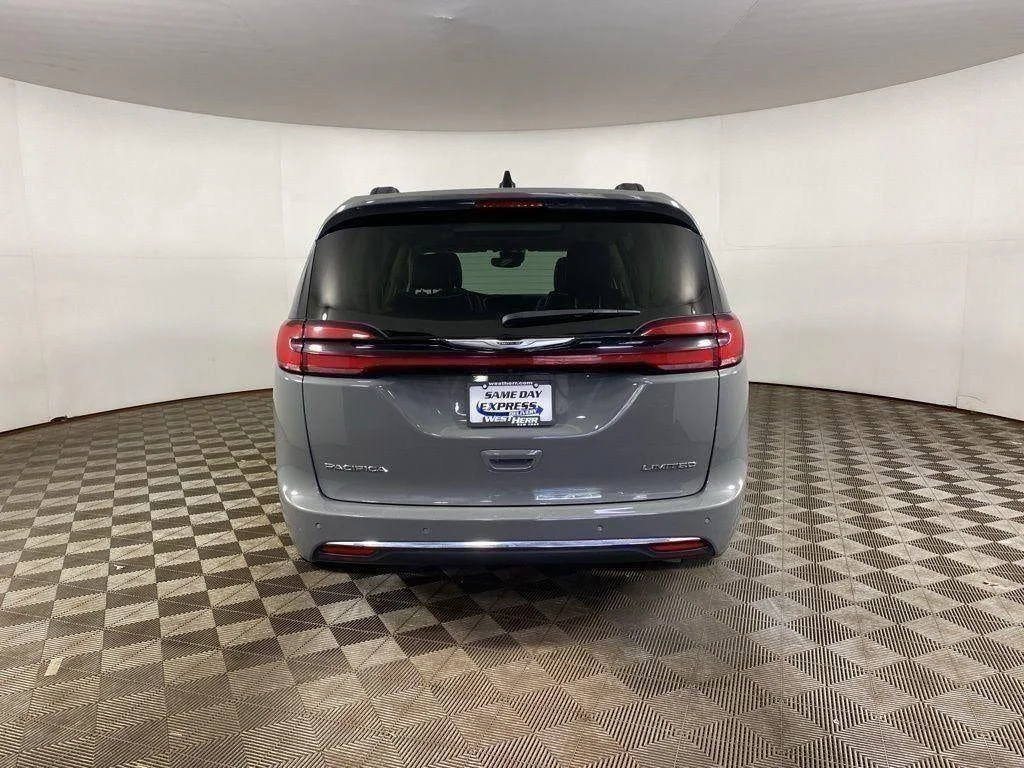Used 2023 Ceramic Gray Clearcoat Chrysler Limited image 42