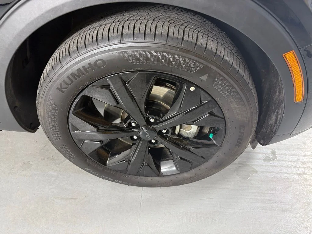 Used 2025 Black Kia X-Line image 11