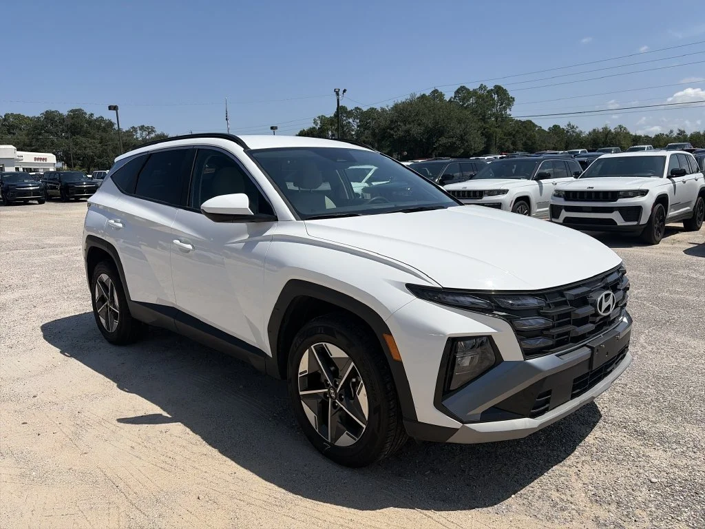 Used 2025 White Hyundai SEL image 8