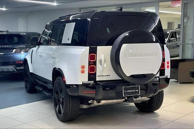 Used 2024 White Land Rover X-Dynamic SE image 16