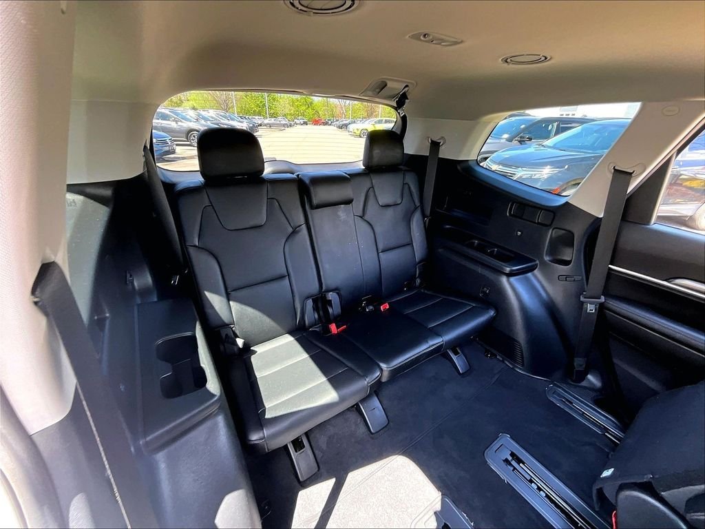 Used 2024 White Kia S image 17