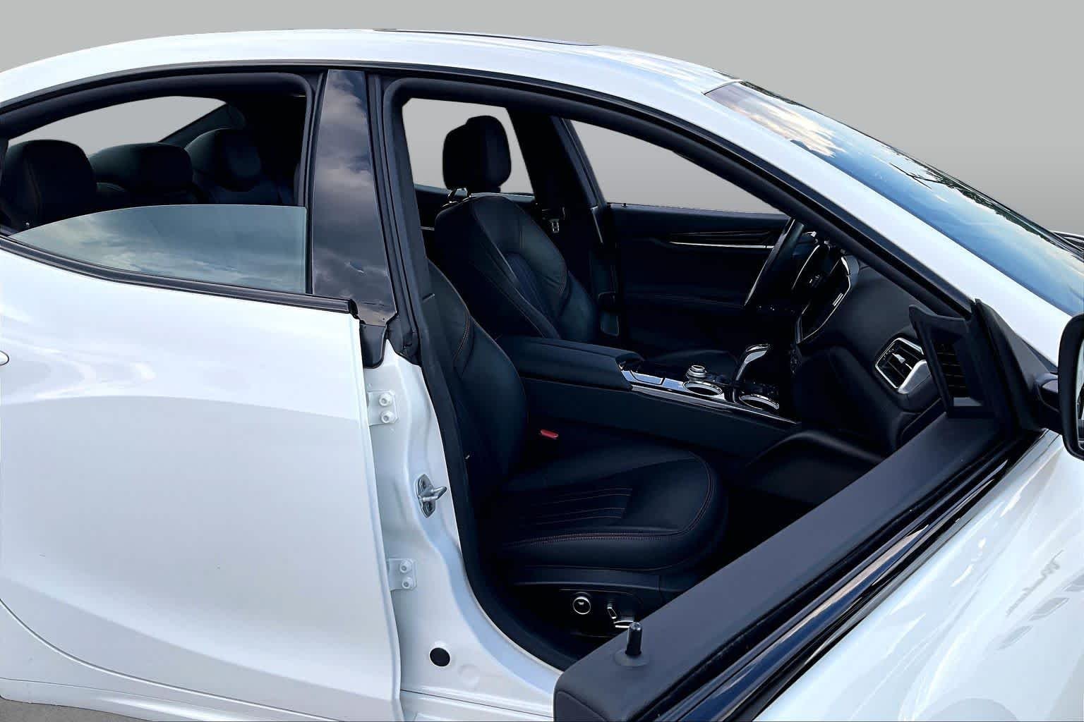 Used 2022 Bianco Maserati Modena image 9